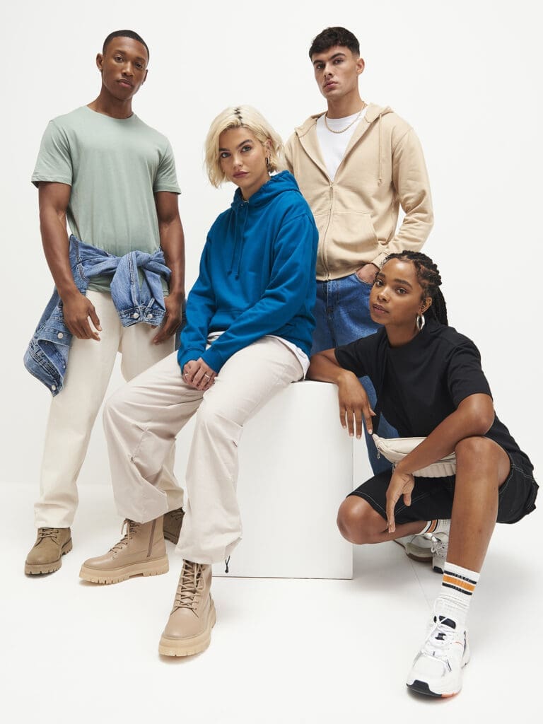 Čtyři mladí lidé se streetwear oblečení k potisku
